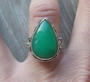 Zilveren ring met Chrysopraas gezet in bewerkte setting 17 mm