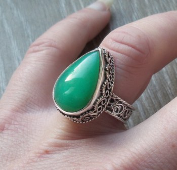 Zilveren ring met Chrysopraas gezet in bewerkte setting 17 mm