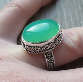 Zilveren ring met Chrysopraas gezet in bewerkte setting 17.3 mm