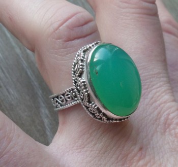 Zilveren ring met Chrysopraas gezet in bewerkte setting 17.3 mm