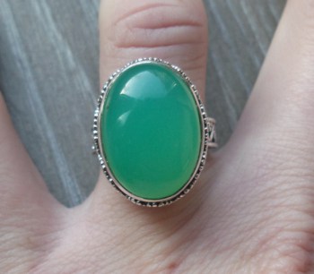 Zilveren ring met Chrysopraas gezet in bewerkte setting 17.3 mm