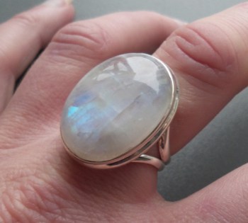 Zilveren ring gezet met regenboog Maansteen maat 18.7 mm