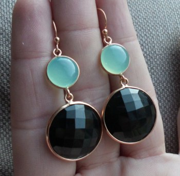 Vergulde zilveren oorbellen gezet met aqua Chalcedoon en Onyx