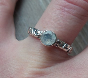 Zilveren ring gezet met kleine ronde Maansteen 16.5 mm