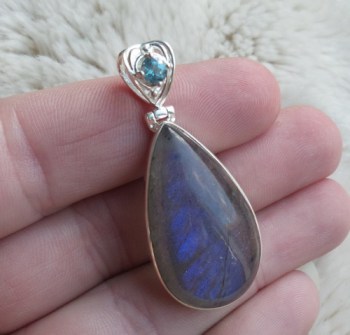 Zilveren hanger gezet met blauw Topaas en Labradoriet