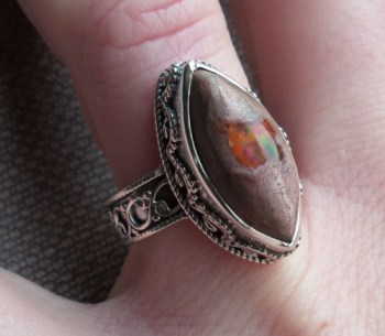 Zilveren ring met marquise Mexicaanse Vuuropaal 17.3 mm