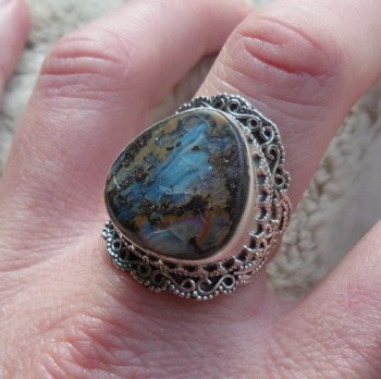 Zilveren ring gezet met Boulder Opaal en bewerkte setting 19 mm