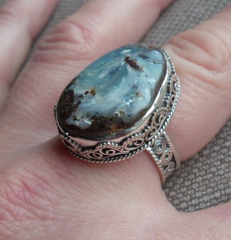Zilveren ring gezet met Boulder Opaal in bewerkte setting 18.5 m