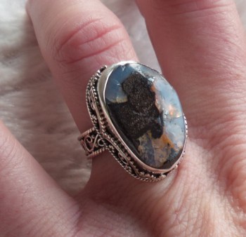 Zilveren ring met Boulder Opaal gezet in bewerkte setting 16.5 m