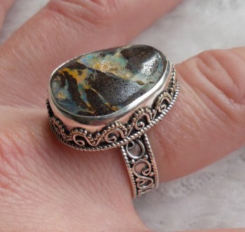 Zilveren ring met Boulder Opaal gezet in bewerkte setting 19 mm
