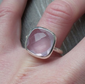 Zilveren ring gezet met ronde facet Rozenkwarts 17.3 mm