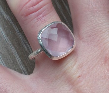 Zilveren ring gezet met ronde facet Rozenkwarts 17.3 mm