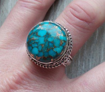 Zilveren ring ronde koper blauw Turkoois in bewerkte setting 19