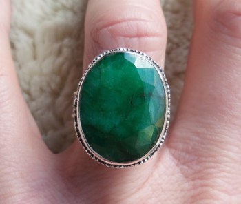 Zilveren ring met Emerald gezet in bewerkte setting 17.3 mm