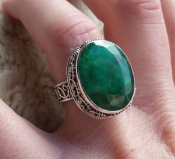 Zilveren ring met Emerald gezet in bewerkte setting 17.3 mm