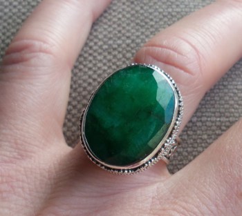 Zilveren ring met Emerald gezet in bewerkte setting 17.3 mm