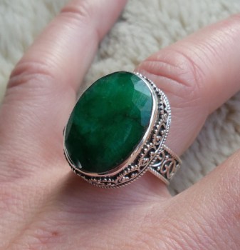 Zilveren ring met Emerald gezet in bewerkte setting 17.3 mm