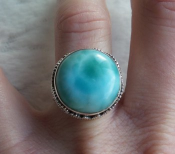 Zilveren ring met ronde Larimar gezet in bewerkte setting 16.5 m