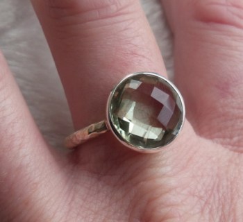 Zilveren ring gezet met ronde facet groene Amethist