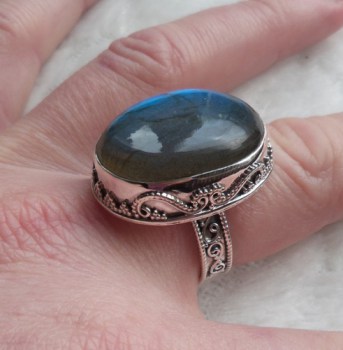 Zilveren ring met Labradoriet gezet in bewerkte setting 19 mm
