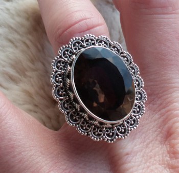 Zilveren ring met Smokey Topaas met bewerkte kop en band 17.5 mm