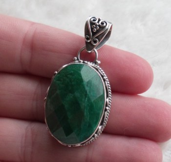 Zilveren hanger brede ovale Emerald gezet in bewerkte setting