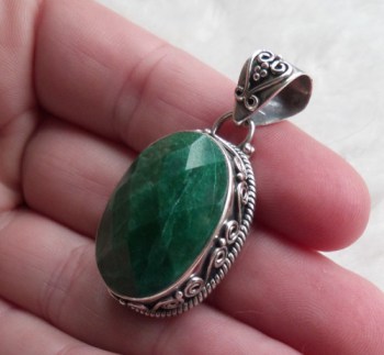 Zilveren hanger brede ovale Emerald gezet in bewerkte setting