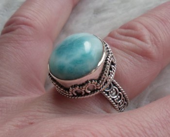 Zilveren ring ronde Larimar gezet in bewerkte setting 16.5 m