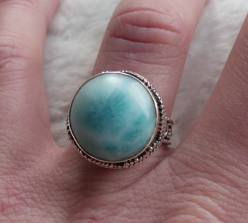 Zilveren ring ronde Larimar gezet in bewerkte setting 16.5 m