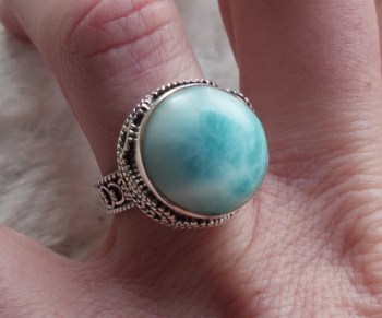Zilveren ring ronde Larimar gezet in bewerkte setting 16.5 m