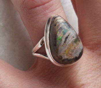 Zilveren ring gezet met Mexicaanse Vuuropaal 17.3 mm