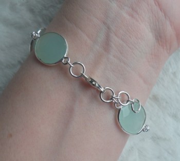 Zilveren armband gezet met ovale facet geslepen aqua Chalcedoon