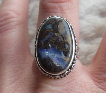 Zilveren ring met Boulder Opaal in bewerkte setting 18 mm.