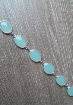 Zilveren armband gezet met ovale facet geslepen aqua Chalcedoon