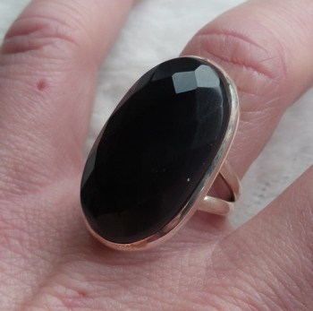 Zilveren ring gezet met ovale facet Onyx 17 mm