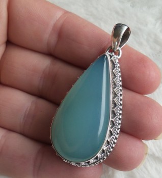 Zilveren hanger druppelvorm aqua Chalcedoon bewerkte setting