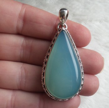 Zilveren hanger druppelvorm aqua Chalcedoon bewerkte setting