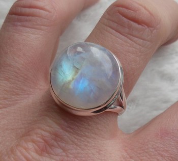 Zilveren ring met ronde regenboog Maansteen maat 19 mm