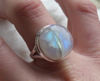 Zilveren ring met ronde regenboog Maansteen maat 19 mm