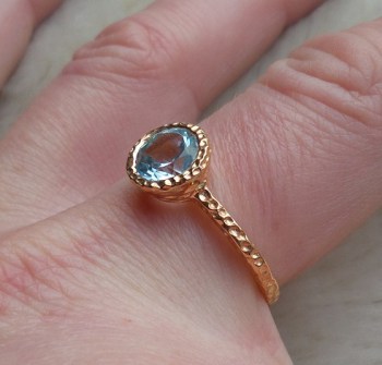 Vergulde zilveren ring blauw Topaas in gehamerde setting 19 mm