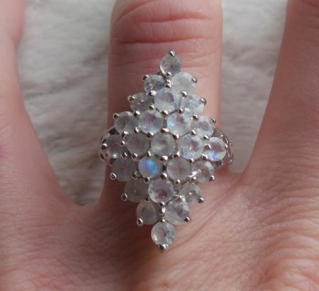 Zilveren ring gezet met ronde regenboog Maansteentjes 17.5 mm