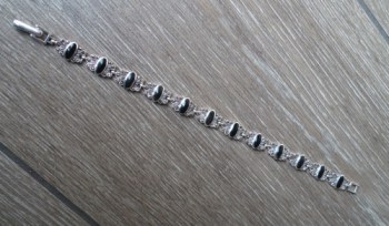 Zilveren armband gezet met ovale zwarte Onyx en Markasiet