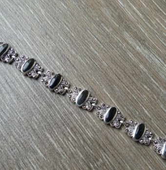 Zilveren armband gezet met ovale zwarte Onyx en Markasiet