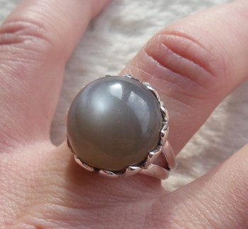 Zilveren ring met ronde perzik Maansteen 16.5 mm
