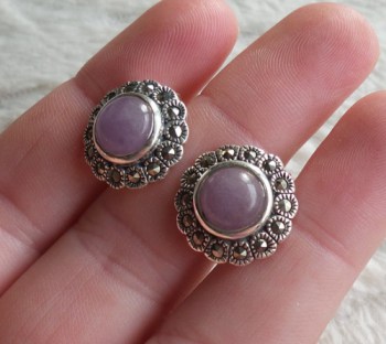 Zilveren oorbellen gezet met paarse Jade en Markasiet