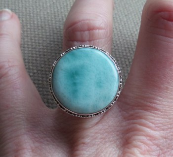 Zilveren ring gezet met ronde Larimar in bewerkte setting 17.3 m