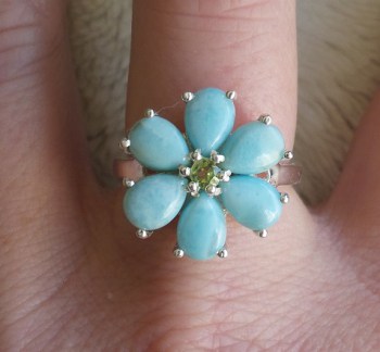 Zilveren ring bloem gezet met Larimar en Peridot 18 mm