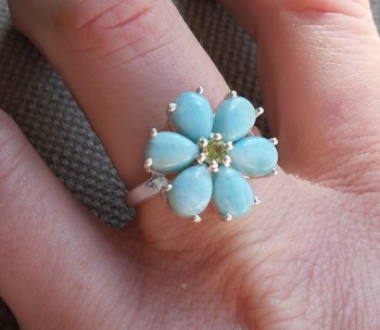 Zilveren ring bloem gezet met Larimar en Peridot 18 mm