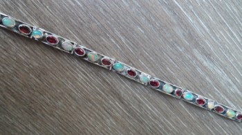 Zilveren armband gezet met Ethiopische Opalen en Granaat