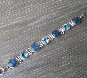 Zilveren armband met ronde Kyaniet en facet blauw Topaas